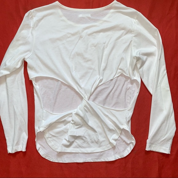 Top with cut out and knot detailing in the back - Picture 2 of 6